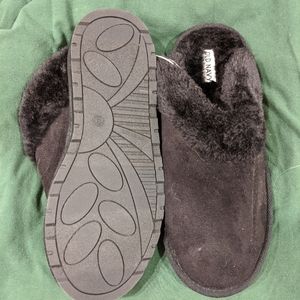Black slippers